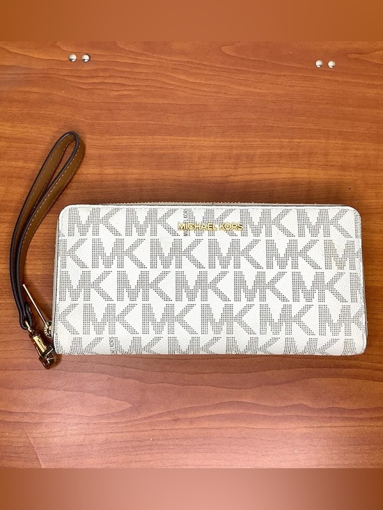 Michael Kors Handbags - < Michael Kors Jet Set Travel Continental Large Wallet >